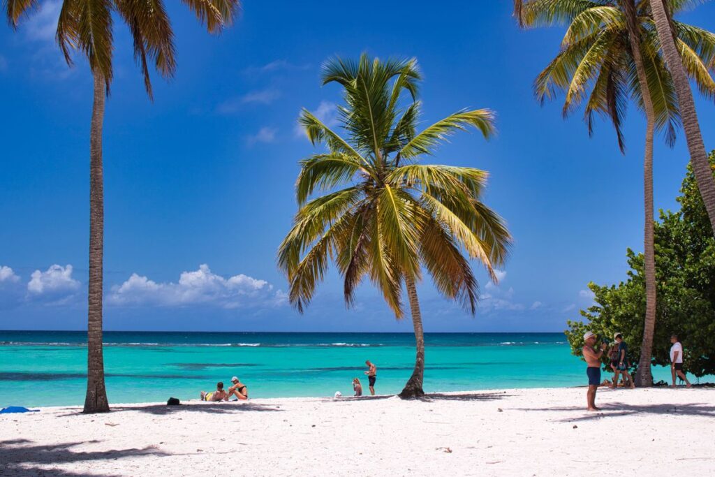 Imagen de Destinos caribeños sin visa para hispanos en Estados Unidos 2026