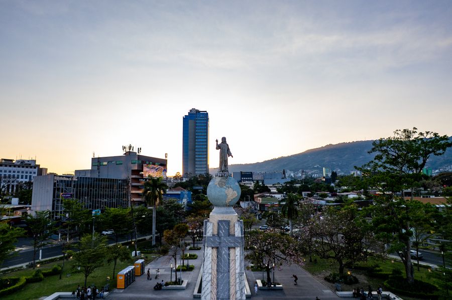 Guía completa para viajar a El Salvador desde Estados Unidos: seguridad y costos 1 Aeropuerto Internacional Monseñor Óscar Arnulfo Romero