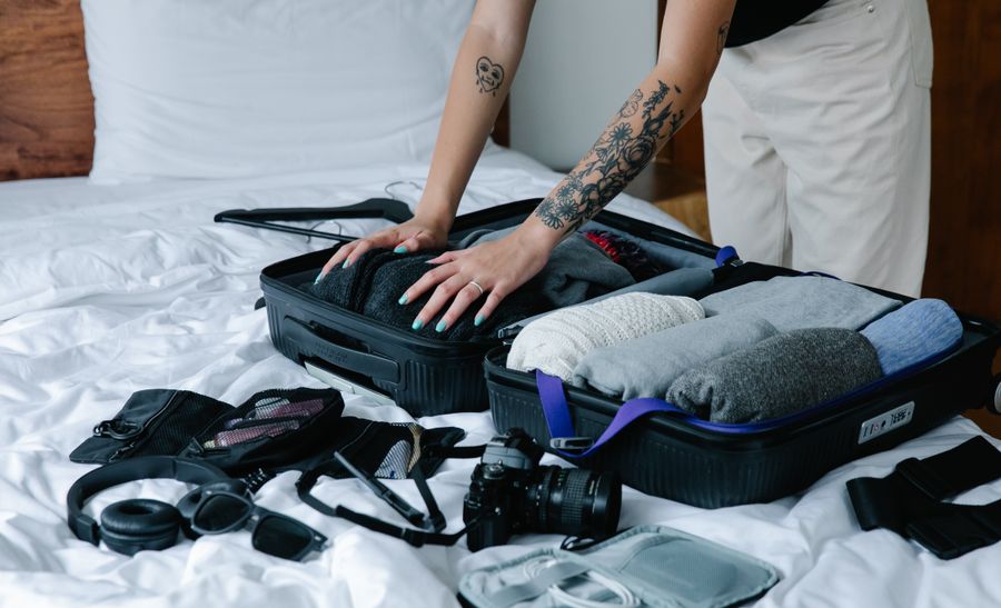 Qué se puede llevar en el equipaje a Latinoamérica desde EE.UU. sin pagar aduanas 2 Objetos personales como ropa, dispositivos electrónicos y libros